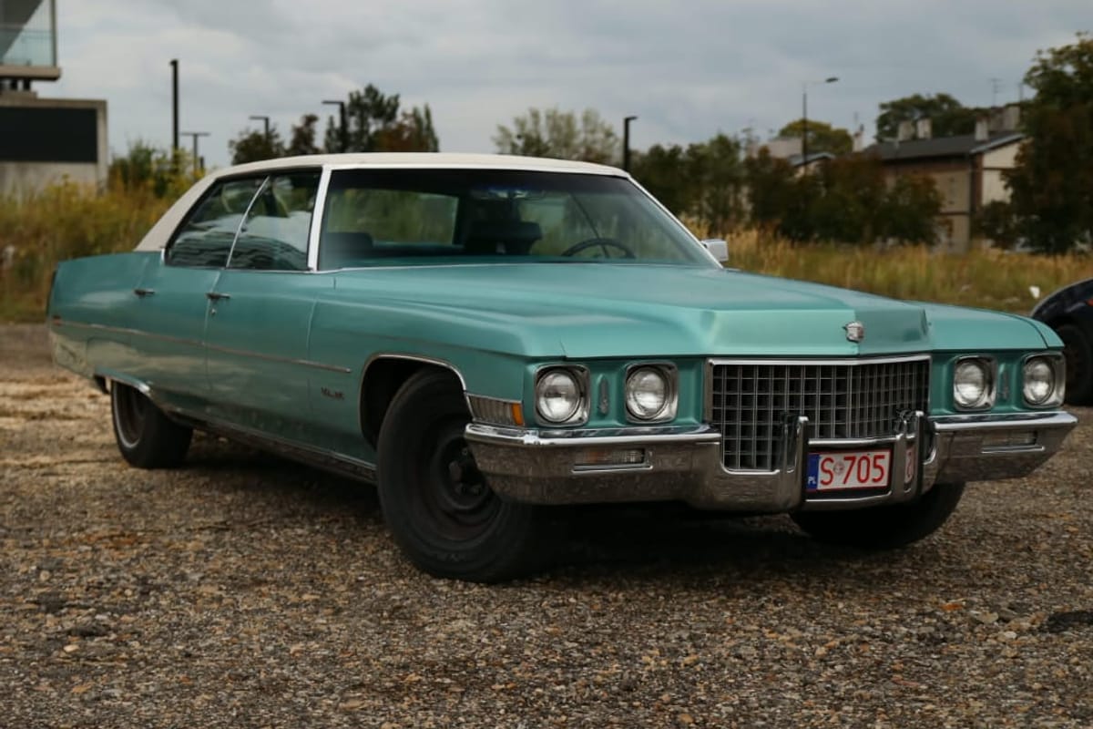 Turkusowy Cadillac Sedan de Ville z 1971 roku